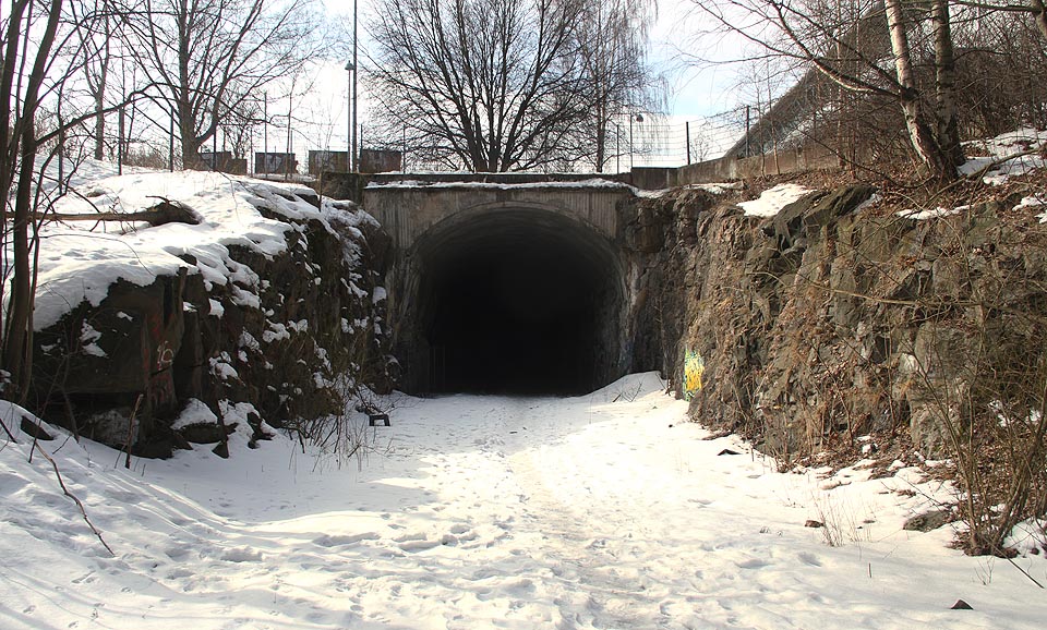 Severovýchodní portál tunelu je ve skalnatém zářezu, kam téměř nesvítí slunce. V tuhé finské zimě se tu hromadí sníh.