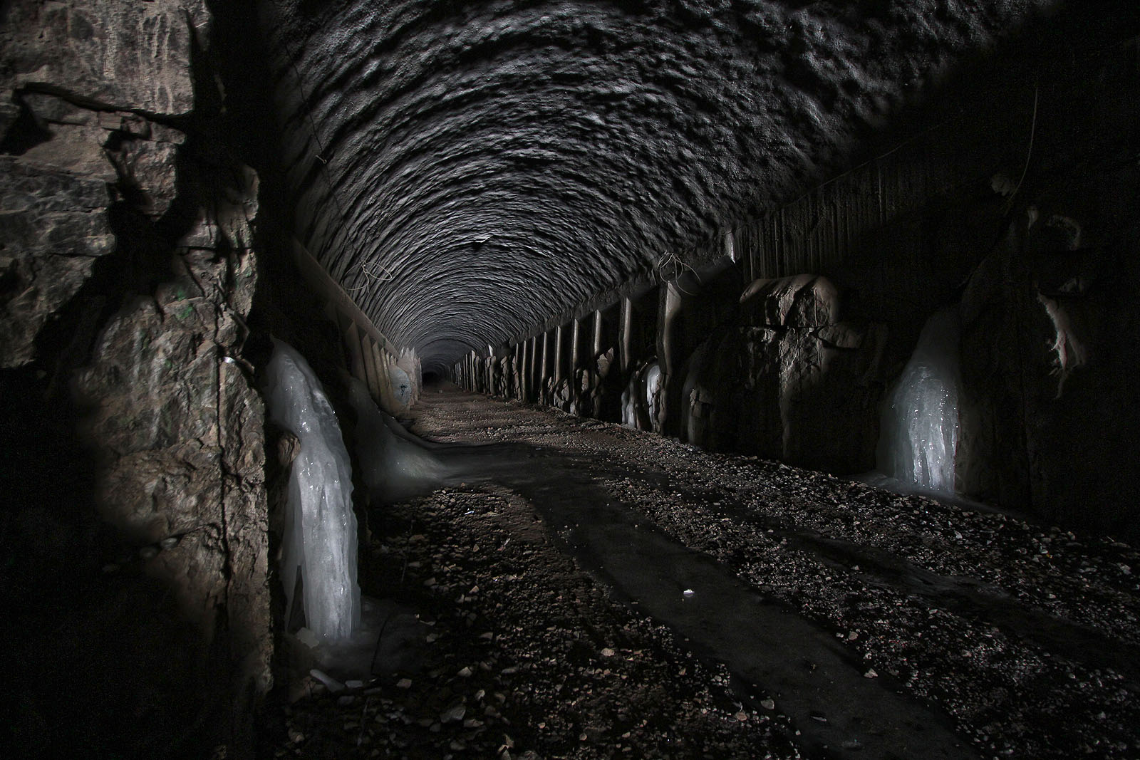 V zimě tunelem mírně profukuje, což stačí k tomu, aby i hluboko pod zemí teplota klesla do záporných hodnot. Stěny pak zdobí působivé ledopády.