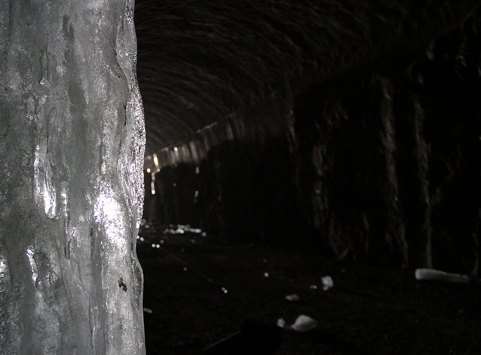 Led vydrží v pasilském tunelu až do května. Na jaře funguje podzemí jako účinná lednička.