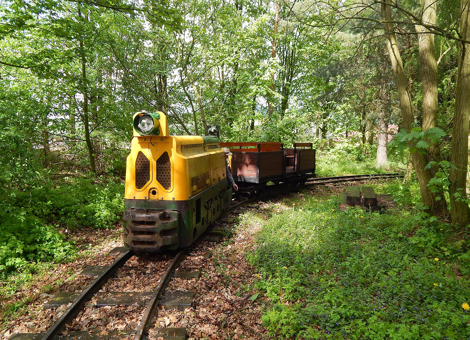 Lokomotiva č. 6 (BND30) je původem důlní stroj, ve kterém je strojvedoucí schovaný tak, aby nepřečníval profil lokomotivy. Na Plzenecké železnici se často používá pro jízdy s osobními vlaky. Do Plzence se dostala v roce 2002 z Kladenských dolů, konkrétně z Dolu Tuchlovice.