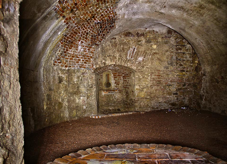 Nejzajímavějším prvkem sklepení někdejšího bastionu je kamenná střílna, nyní asi 4 m pod úrovní terénu. Samotná místnost má obloukový půdorys, ze kterého lze vytušit tvar bastionu vklíněného do zrušených brněnských hradeb.