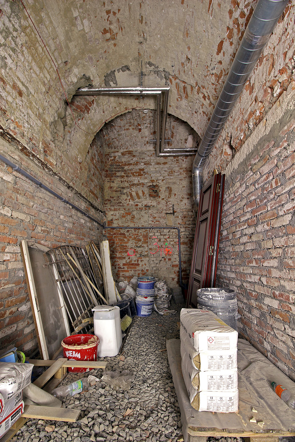 Původní centrální chodba v části podzemí jižně od viaduktu Křenová je přezděná a fragmentovaná na úzké prostory bez pořádného využití. Původní centrální chodba v části podzemí jižně od viaduktu Křenová je přezděná a fragmentovaná na úzké prostory bez pořádného využití.