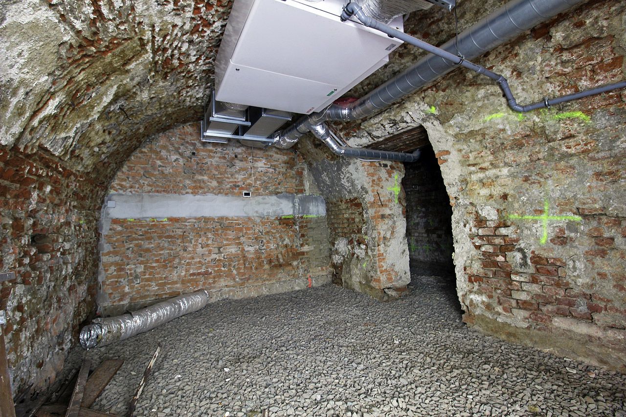 Sklepy pod severním křídlem výpravní budovy tvoří spletitý labyrint průchodů a chodeb. Schodiště, které sem shora z restaurace původně vedlo, bylo v roce 2025 zazděno. Sklepy pod severním křídlem výpravní budovy tvoří spletitý labyrint průchodů a chodeb. Schodiště, které sem shora z restaurace původně vedlo, bylo v roce 2025 zazděno.