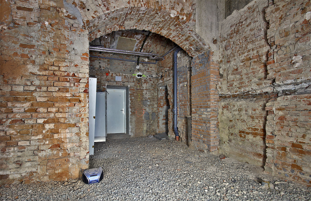 Z nevyužívané části sklepů se dá skrze několik průchodů dostat do provozované části, která slouží jako zázemí obchodů a restaurací ve staniční budově. Ještě dále k jihu se nachází protiletecký kryt stanice. Z nevyužívané části sklepů se dá skrze několik průchodů dostat do provozované části, která slouží jako zázemí obchodů a restaurací ve staniční budově. Ještě dále k jihu se nachází protiletecký kryt stanice.