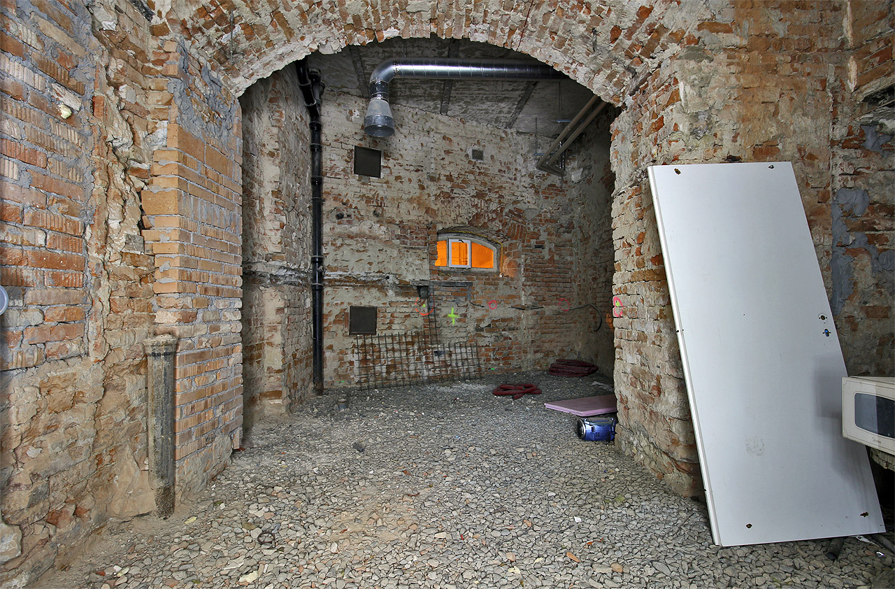 Do sklepů vede několik okének z prostoru pod viaduktem, který tvoří jakýsi portál vstupu do města v empírovém stylu. Do sklepů vede několik okének z prostoru pod viaduktem, který tvoří jakýsi portál vstupu do města v empírovém stylu.