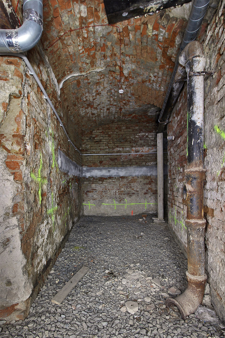 Nikdo z cestujících nad našimi hlavami netuší, co se nachází jen o pár metrů níž, mezi zdmi, které ještě pamatují císařpána. Nikdo z cestujících nad našimi hlavami netuší, co se nachází jen o pár metrů níž, mezi zdmi, které ještě pamatují císařpána.