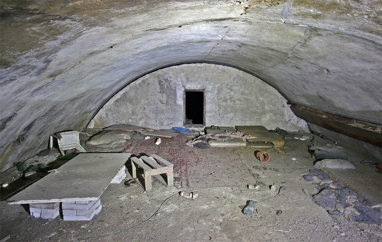 Podstatně delší je tunel na východní straně, který směřuje šikmo k severovýchodu až do místa zalomení opěrné zdi pod kolejištěm. Tam vycházel na světlo u Offermannovy fabriky, později Tesca. Dnes je vstup do tunelu znemožněn přivvařenými ocelovými pláty, okolo roku 2010 však sloužil jako teplá a suchá skrýš pro lidi v krajní nouzi. A taky pro spoustu potkanů, kteří se tu hemží dodnes. Tunel je naprosto opuštěný a zapomenutý obyvateli města, železničními inženýry a snad i samotným Bohem. Nikdo sem nevkročil přes deset let. Podstatně delší je tunel na východní straně, který směřuje šikmo k severovýchodu až do místa zalomení opěrné zdi pod kolejištěm. Tam vycházel na světlo u Offermannovy fabriky, později Tesca. Dnes je vstup do tunelu znemožněn přivvařenými ocelovými pláty, okolo roku 2010 však sloužil jako teplá a suchá skrýš pro lidi v krajní nouzi. A taky pro spoustu potkanů, kteří se tu hemží dodnes. Tunel je naprosto opuštěný a zapomenutý obyvateli města, železničními inženýry a snad i samotným Bohem. Nikdo sem nevkročil přes deset let.