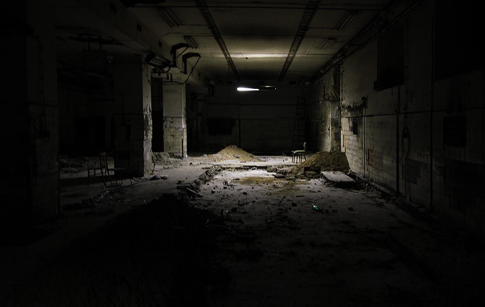 Přestože některé stropní reflektory ještě svítí, je vstup do prvního sálu podzemního labyrintu pod Moravskou typografií poněkud strašidelný.