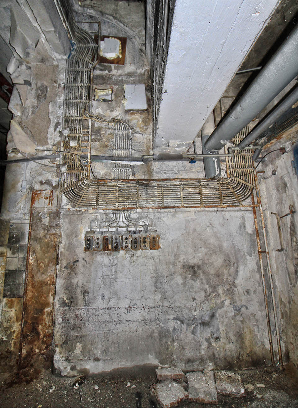 Podzemí je členité horizontálně i vertikálně. Kabeláž mizí v šachtě kdesi v budově o výši devíti poschodí.