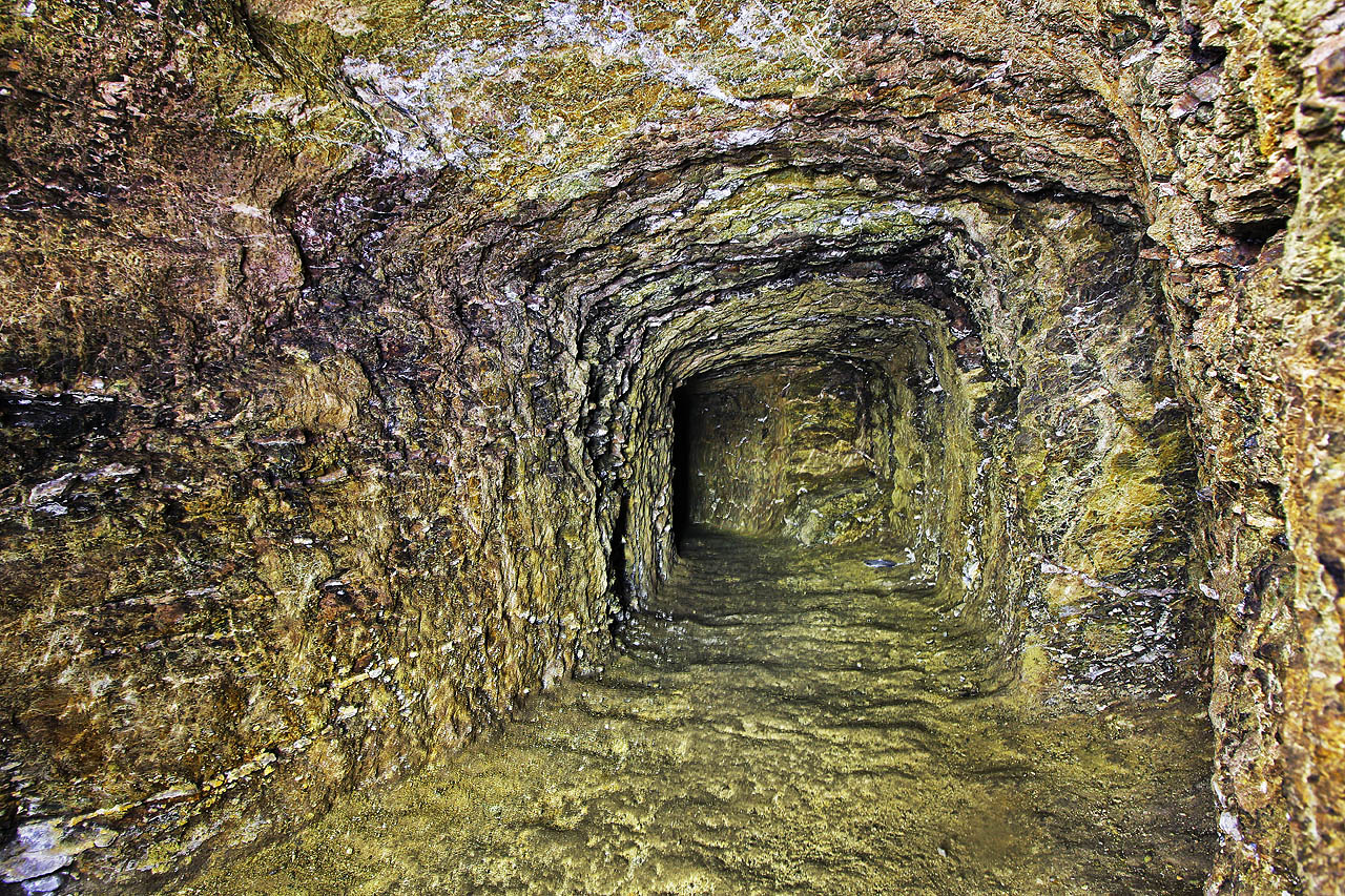 Hlavní chodba přeskačského podzemí je široká 1,8 m. Neobvyklá šířka svědčí o tom, že mohla být používána mj. pro skladování majetku v případě ohrožení.