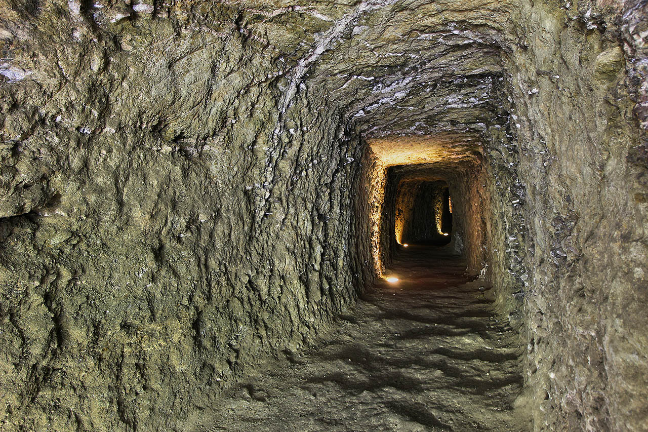 V podzemí je instalováno elektrické osvětlení, které slouží návštěvníkům. Po jeho zapojení vypadá hlavní chodba zase trošku jinak.