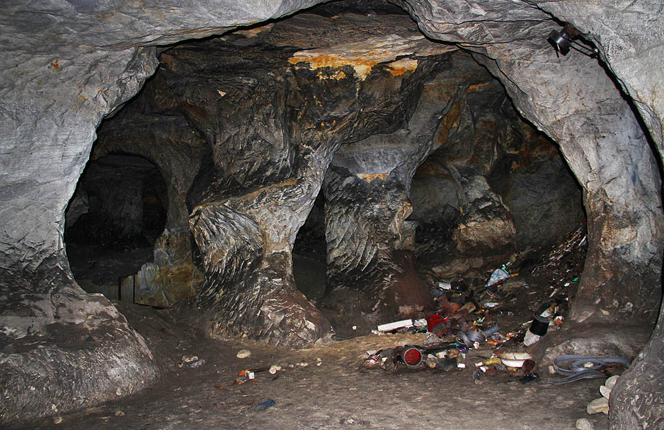 Občané hlavního města žel významnou část podzemí znehodnotili nelegálním ukládáním odpadů.