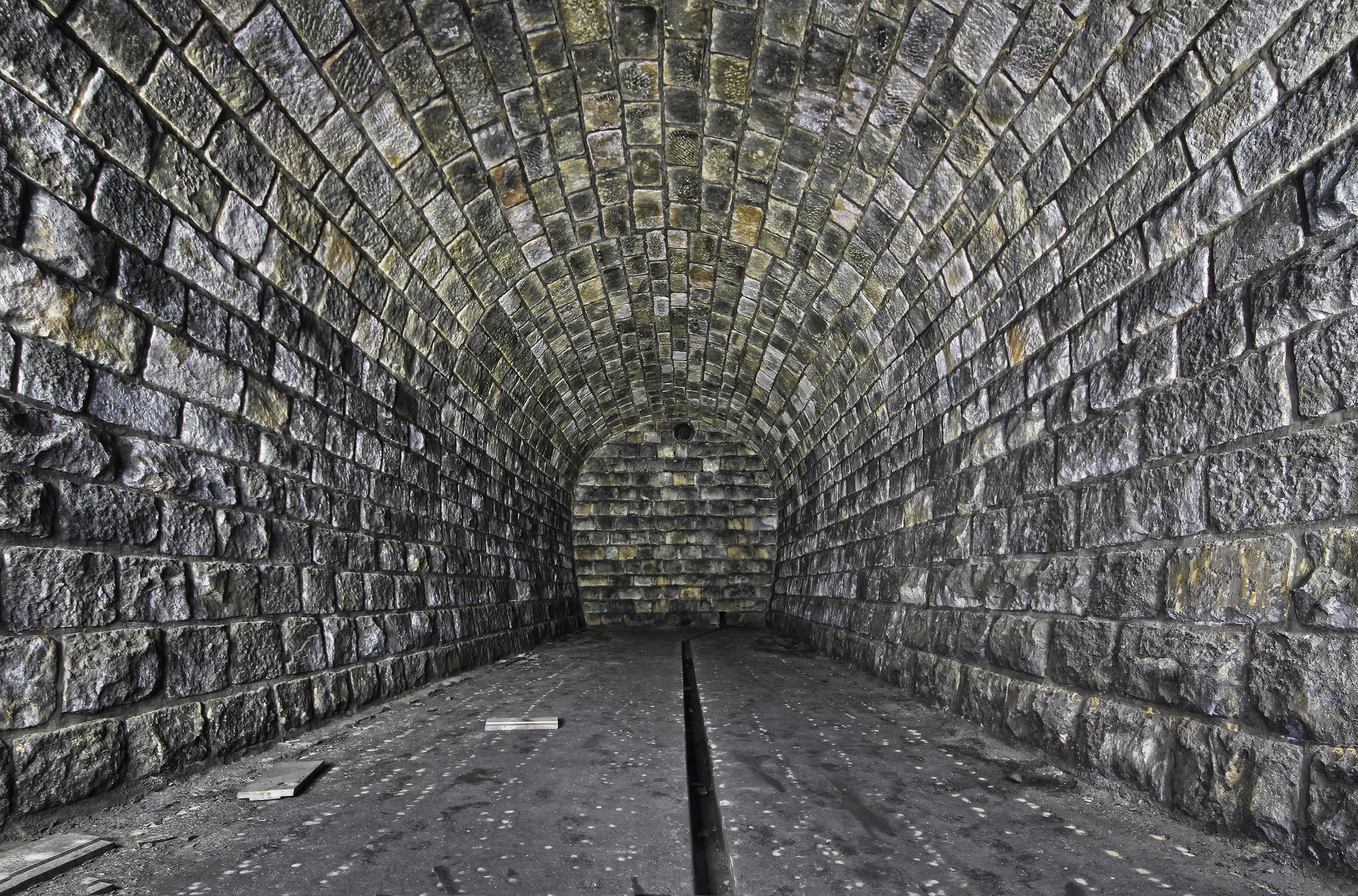 Menší, severnější, chodba přístupná z jiné části tunelu tvoří pouze jednoduchý prostor obdélníkového průřezu, který mohly využít chemické stroje.