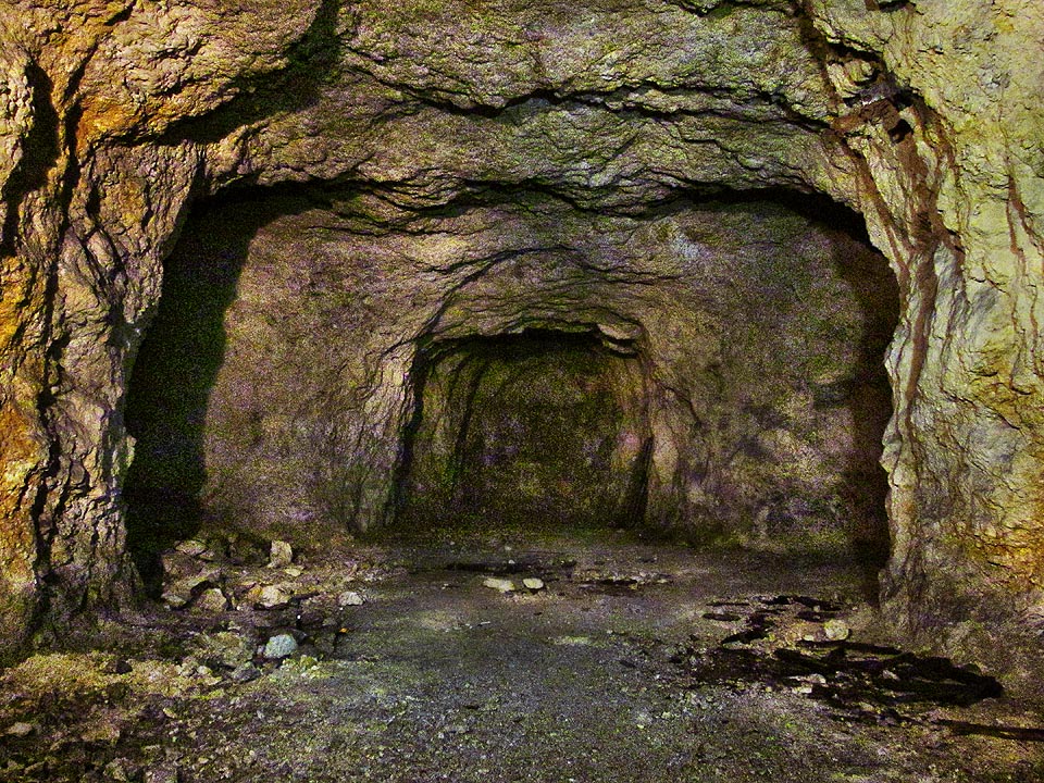 Podzemní továrna ve Stránské skále