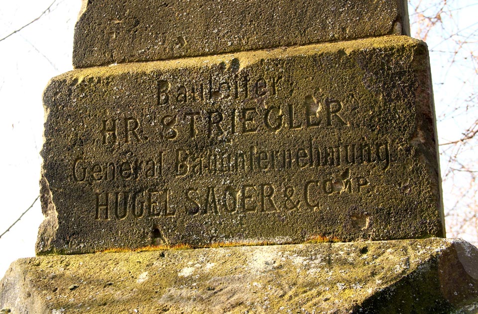 Společnost Hügel & Sager založená roku 1869 stavěla dráhy po celé rakousko-uherské monarchii, od Bosny až po Moravu. Dva úseky vlárské dráhy budovala pro StEG neboli soukromou Společnost státní dráhy.