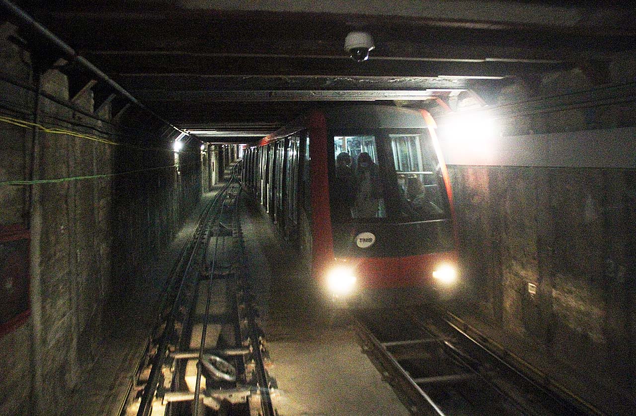 Kamera zavěšená na stropě označuje přesný střed dráhy, respektive jejího dolního úseku, který z ní zbyl po rekonstrukci v roce 1971.