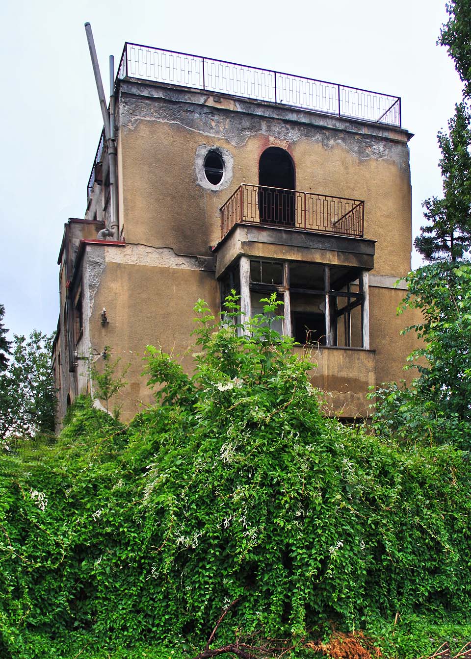 Posledních deset let svého života patřila Prokopova vila na Barrandově ke stavbám, které spíše než obdiv nahání hrůzu.