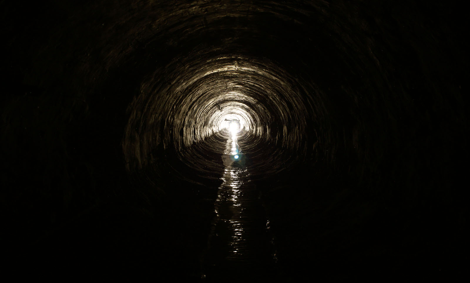 Tak vypadá pohled na prostřední tunel Ivanovického potoka proti světlu pátračovy baterky.