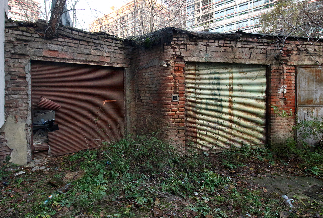 Dvě garážové rolety ve dvoře Dornych 31 v Brně