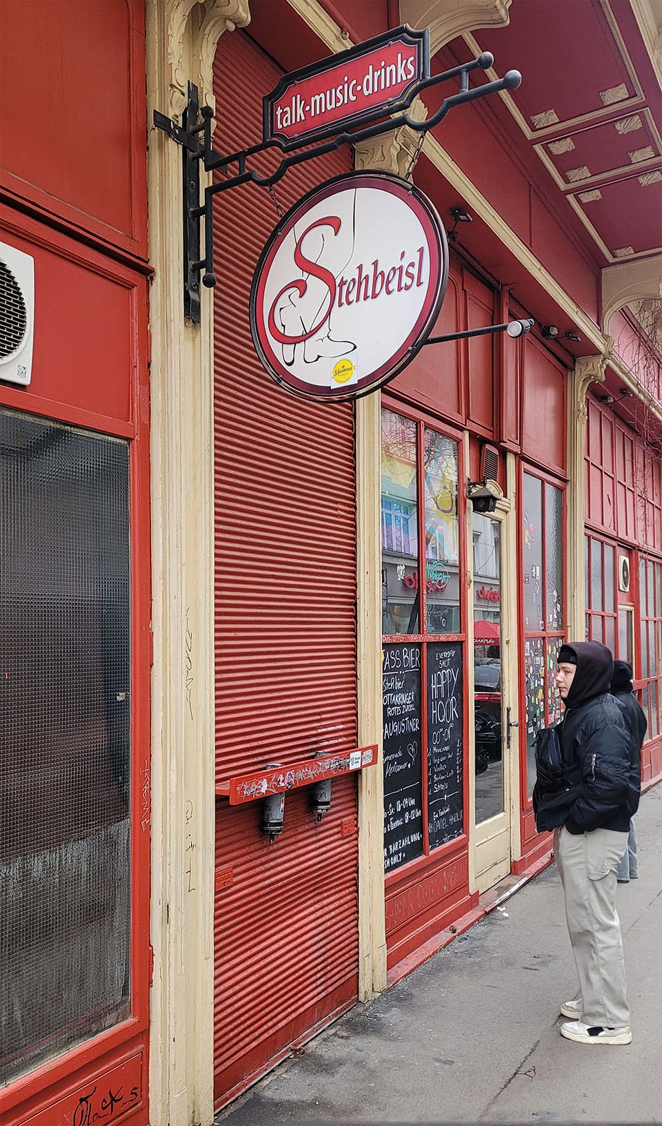 Knihkupecká roleta na baře ve Windmühlgasse ve Vídni