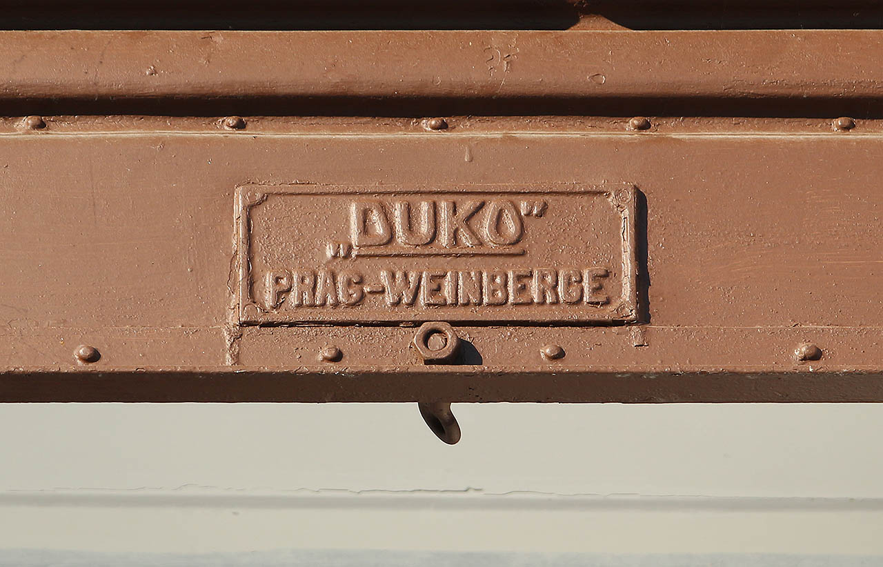 Roleta cukrárny na náměstí ve Vyšším Brodě