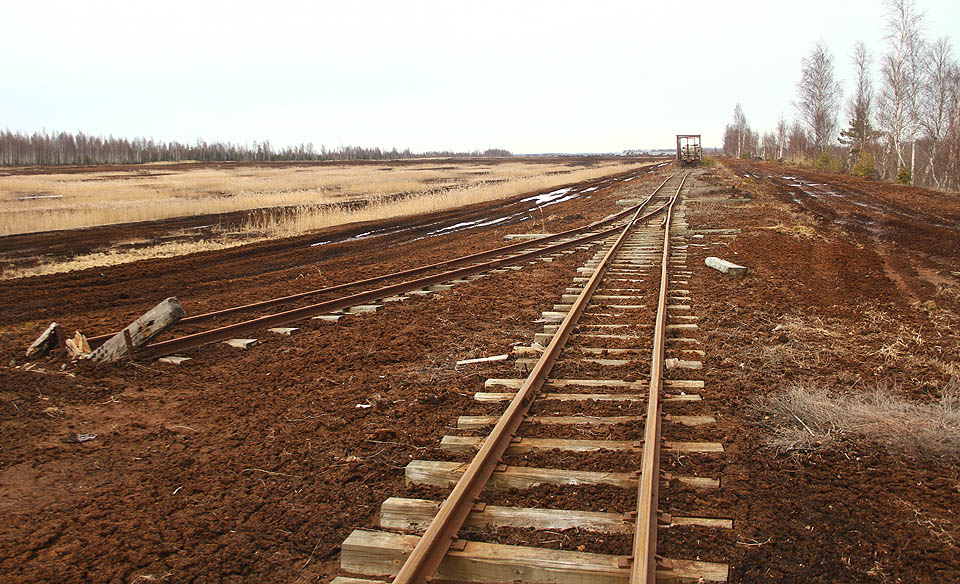 Provoz vlaků s rašelinou skončil teprve nedávno a v některých částech to vypadá, jako by byly koleje na měkkou půdu položené teprve před pár dny.