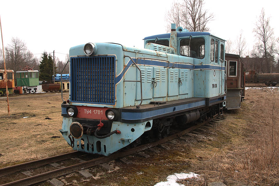 Posunovací lokomotiva ТУ4-1781 z roku 1969 patří ještě ke starší generaci vlaků s alespoň částečně elegantně tvarovanou karoserií.