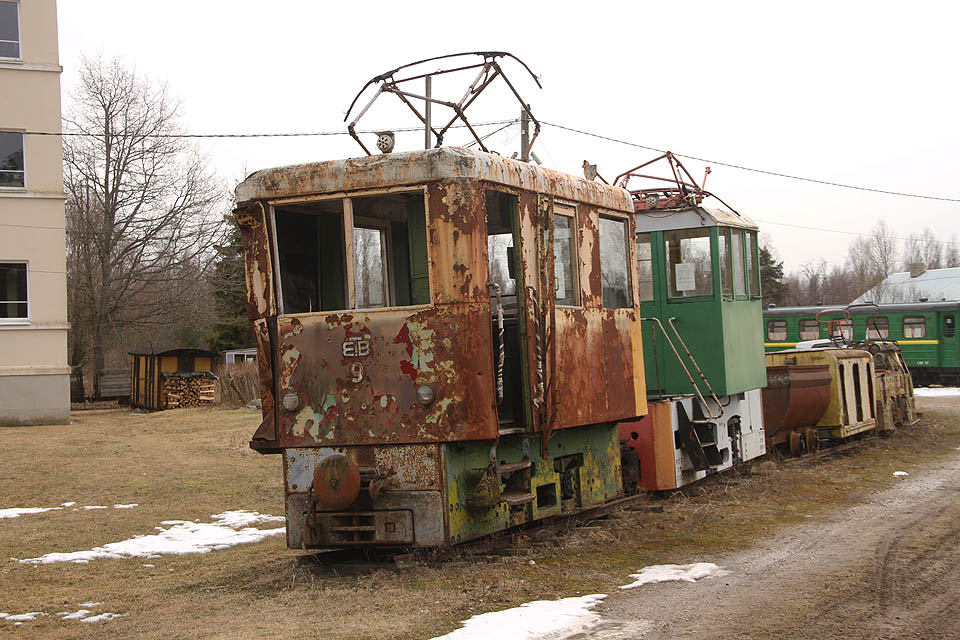 Elektircká lokomotiva 10КР1-357 z roku 1958 sloužila původně na elektrifikované části rašelinové dráhy v Tootsi, po zrušení závodu byla převezena do muzea a odstavena jako neprovozní. Její stav se zde rapidně zhoršuje.
