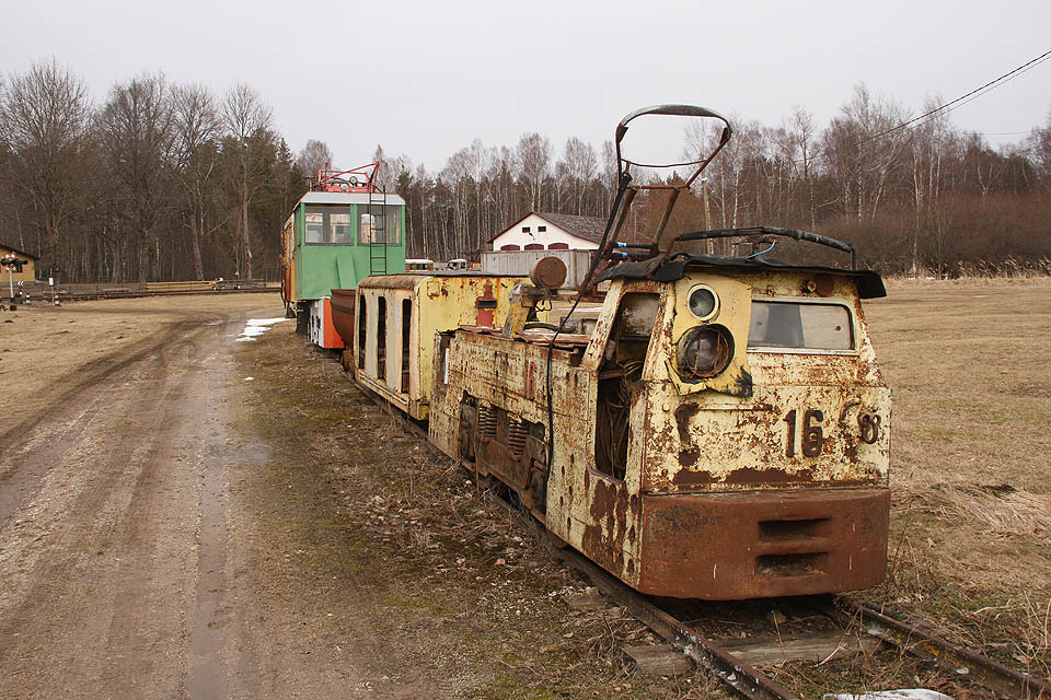Důlní lokomotiva strašidelného vzhledu 14КР2А-2234 vyrobená v roce 1978 sloužila v břidlicovém dole Estonia (Estonslanec) nedaleko měst Jõhvi a Kohtla-Järve.
