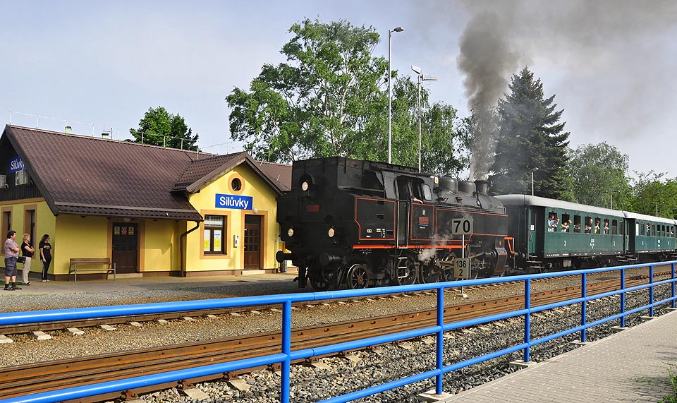 V květnu 2013 zamířil na slavnosti chřestu do a z Ivančic vlak tažený legendárním Skaličákem 433.001. Foto: Jan Rybníček.