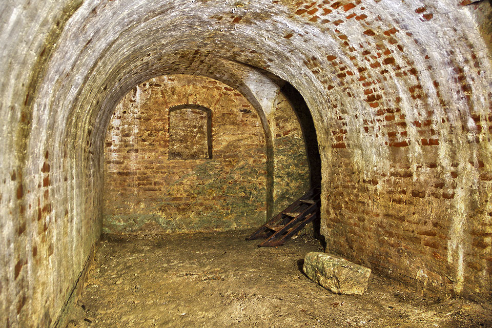 Prostá hliněná podlaha, valená klenba a stěny vyzděné pálenými cihlami sloužily pravděpodobně ke skladování vína ze svahů Špilberka.