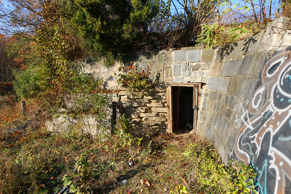 Nejzachovalejší sklípek má vstup v opěrné zdi z kamene nedaleko hrany srázu nad cihelnou.