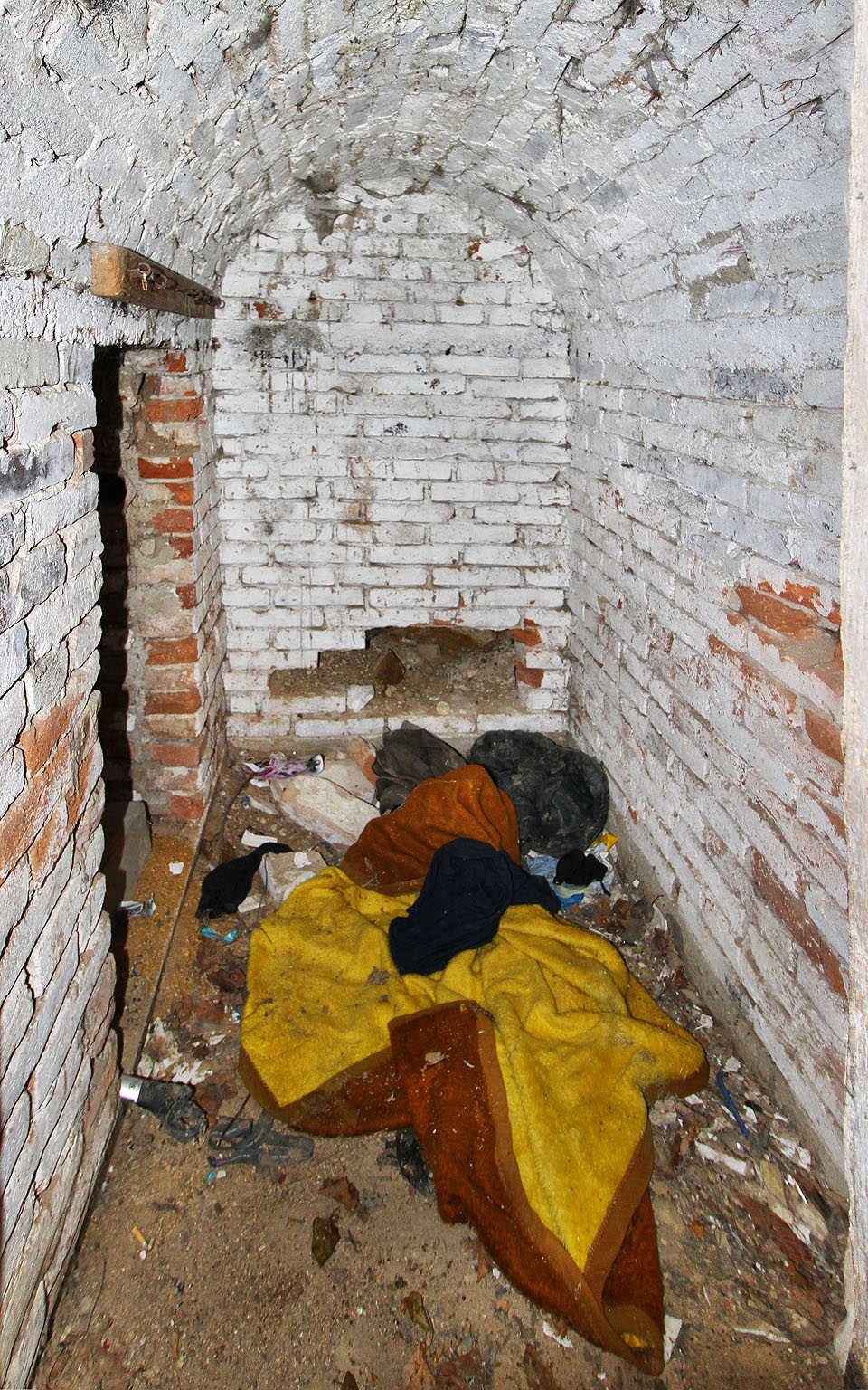 Pozůstatky improvizované ložnice svědčí o tom, že sklep našel své příležitostné využití i po zbourání domu, za kterým stával, a spotřebování všech kompotů v policích.