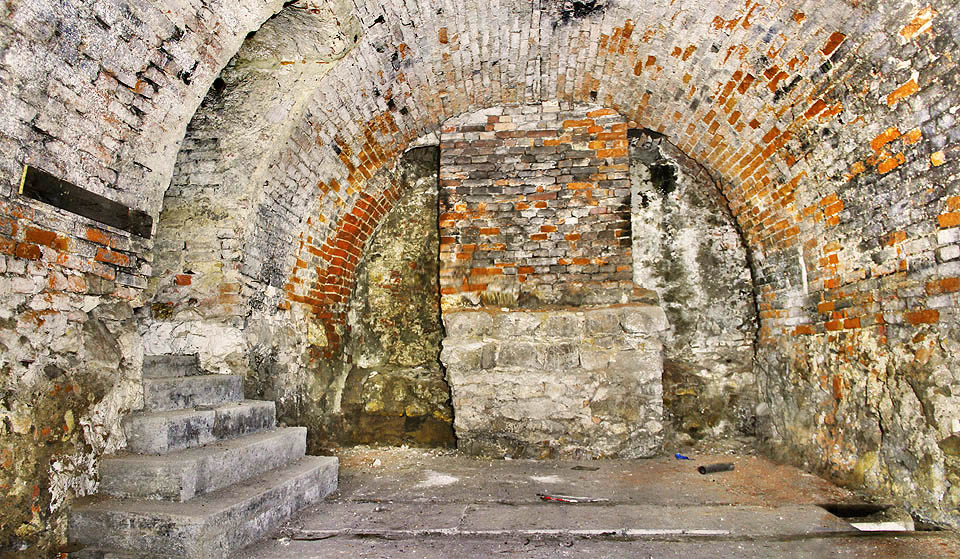 Nejjižnější sál sklepení je opět částečně vyzděn z kamene. Okolo základového pilíře na fotce původně snad vedla okna do dvora na východní straně kláštera nebo průduchy do dalších sklepení.