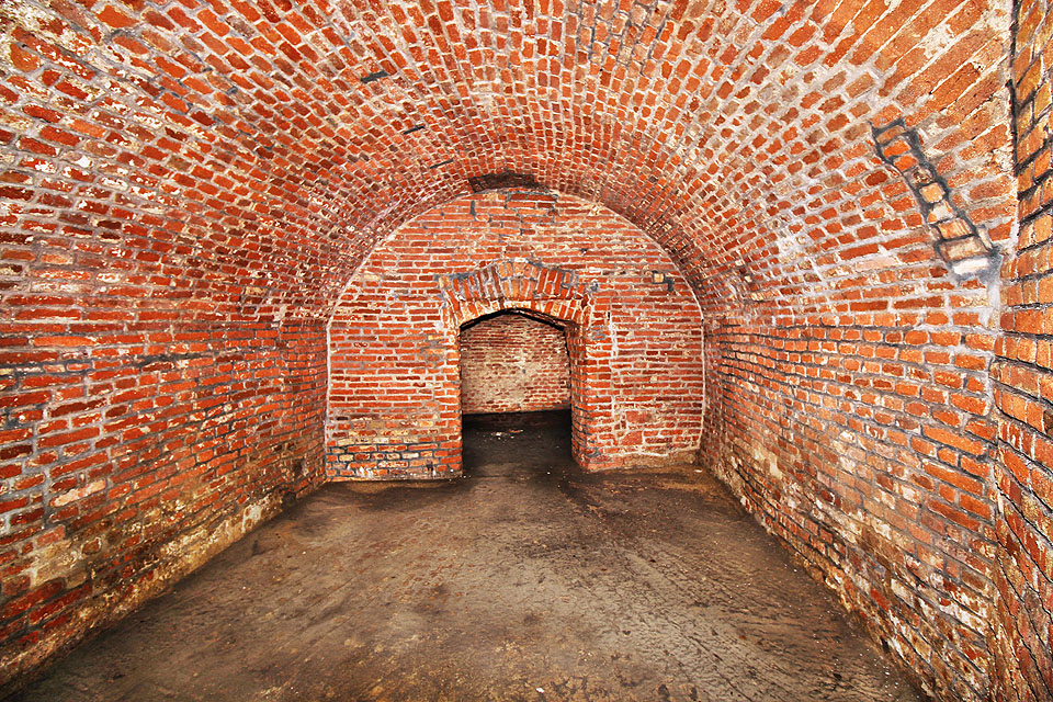 Pohled na dveřní otvor, kterým pokračuje cesta do centrálního podzemního sálu, odkud se původně dalo vyrazit do čtyř světových stran.