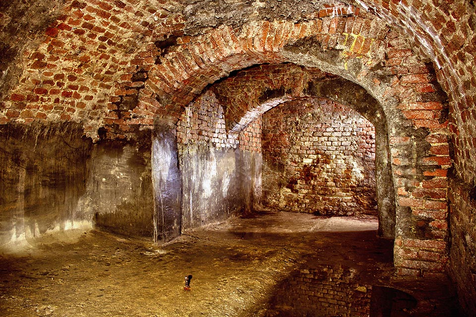 Sklepy před kostelem sv. Michala představují druhou část podzemních prostor, datovanou patrně až do 19. století. Jejich účelem bylo skladování zboží pro obchůdek pod kostelem.
