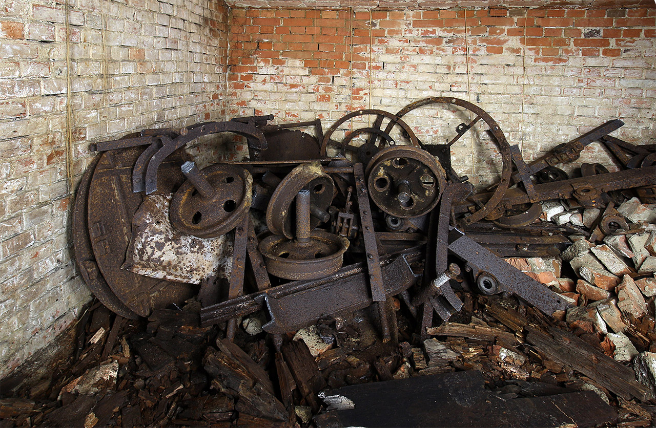 …západní sklep navíc i k uložení trosek dvou točen a dvou masivních železničních vozíků, které tu sloužily k přepravě vína.