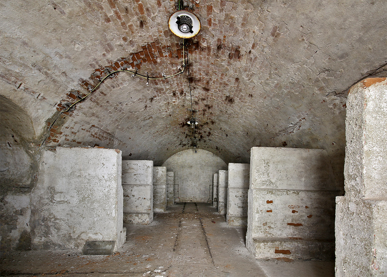 Také tudy prochází mírně mimo osu sklepa železniční kolej.