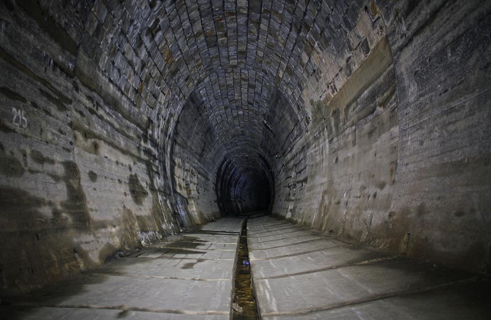 Při cestě od jihozápadu tunel prakticky v celé délce mírně zatáčí vpravo.
