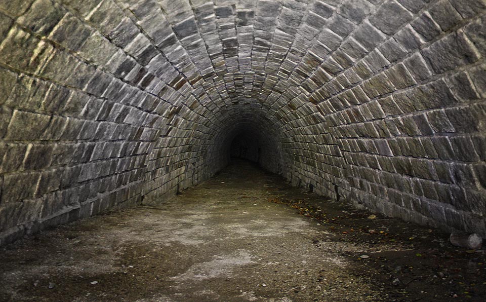 Severovýchoní portál tunelu ústí ve stavební jámě, jejíž erodující stěny zasypaly tunelovou rouru do poloviny její výšky.