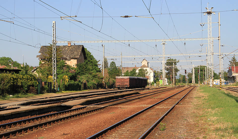 Kolejiště stanice Sokolnice-Telnice je poměrně rozsáhlé. Při pohledu směrem k zastávce Újezd u Brna je v zahradě na pozadí vidět zrušený vodojem.