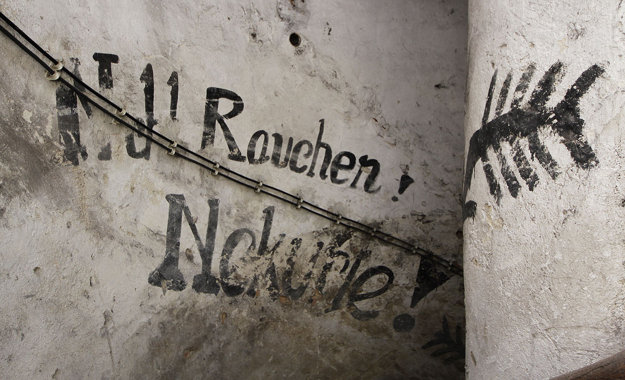 Poslední památkou na v době výstavby všudypřítomnou němčinu jsou nápisy z 2. světové války na schodišti do sklepa, které slouží jako vstup do protileteckého krytu.