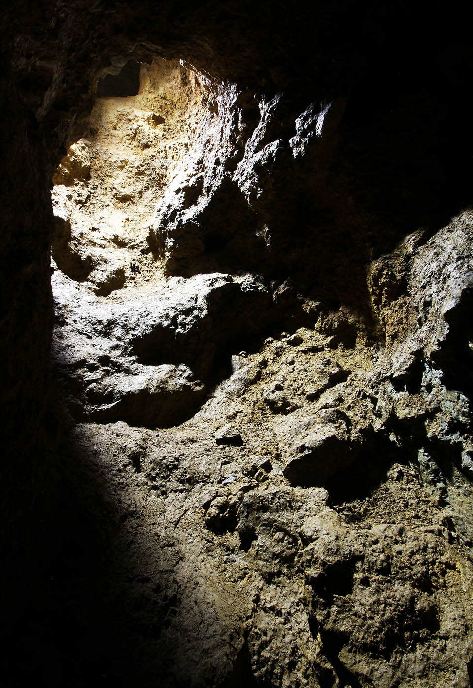 Některé chodby vedou poměrně strmě vzhůru nebo dolů, jako by snad štoly ani nehloubili lidé, ale sama příroda. Snad byla kdysi jejím základem vápencová jeskyně?