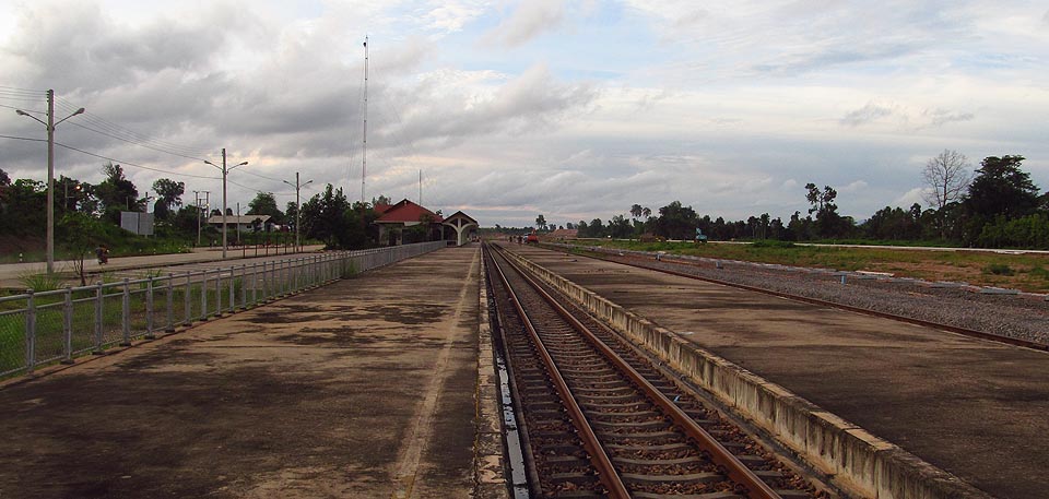 Pohled od jihu k severu na jedinou železniční stanici v Laosu - Thanaleng.