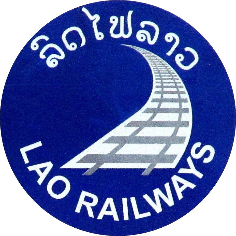 Přestože provoz na tříkilometrové trati z a do Thajska zajišťují thajské státní dráhy, logo naznačuje, že o stanici pečují dráhy laoské.