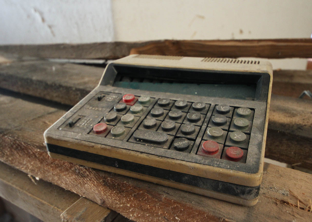 Kalkulátor Tesla Oku 107 se vyráběl v Bratislavě a místo LCD displeje využíval velice neobvyklou metodu zobrazování číslic pomoci digitronů - skleněných svítících elektronek.