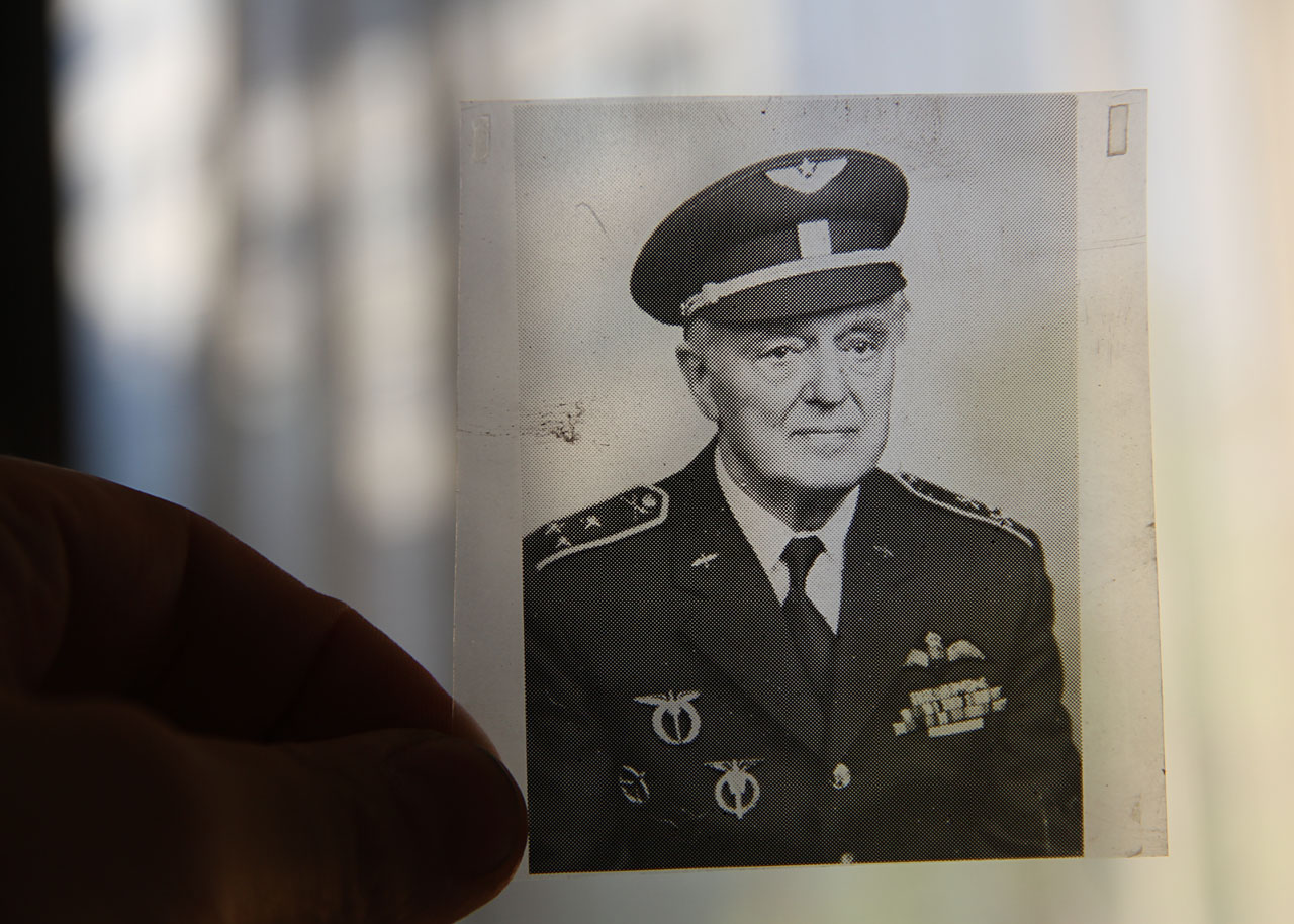 Armádní generál Emil Boček je druhoválečným veteránem - letecem RAF, hrdým brněnským patriotem a čestným občanem města Brna. Letos se dožívá 96 let a na fotografii také dlí v tiskárně Typia.