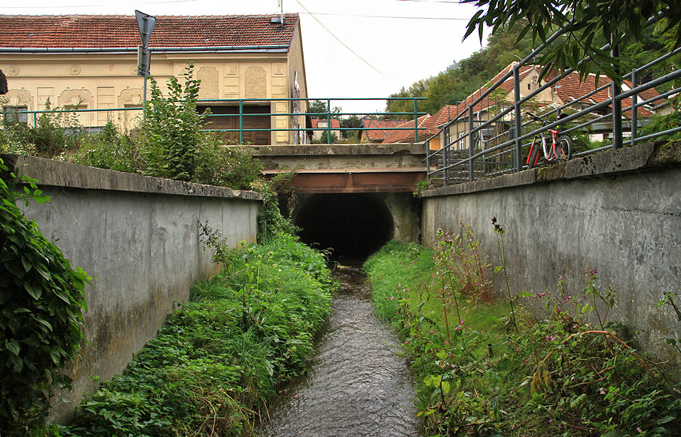 Tunel Časnýře ústí na neobvyklý cihelný akvadukt nad mlýnským náhonem. Po mostě vede i přístup pro pěší na ostrov.