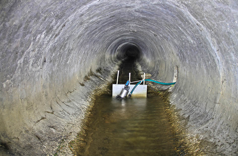 Poté, co potok zmizel v tunelu, přišly zahrádky na povrchu o zdroj vody k zavlažování. Místní se rozhodli problém vyřešit elegantně.