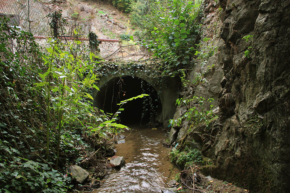 Horní konec tunelu potoka Časnýře pod Havlíčkovou ulicí v Bílovicích.